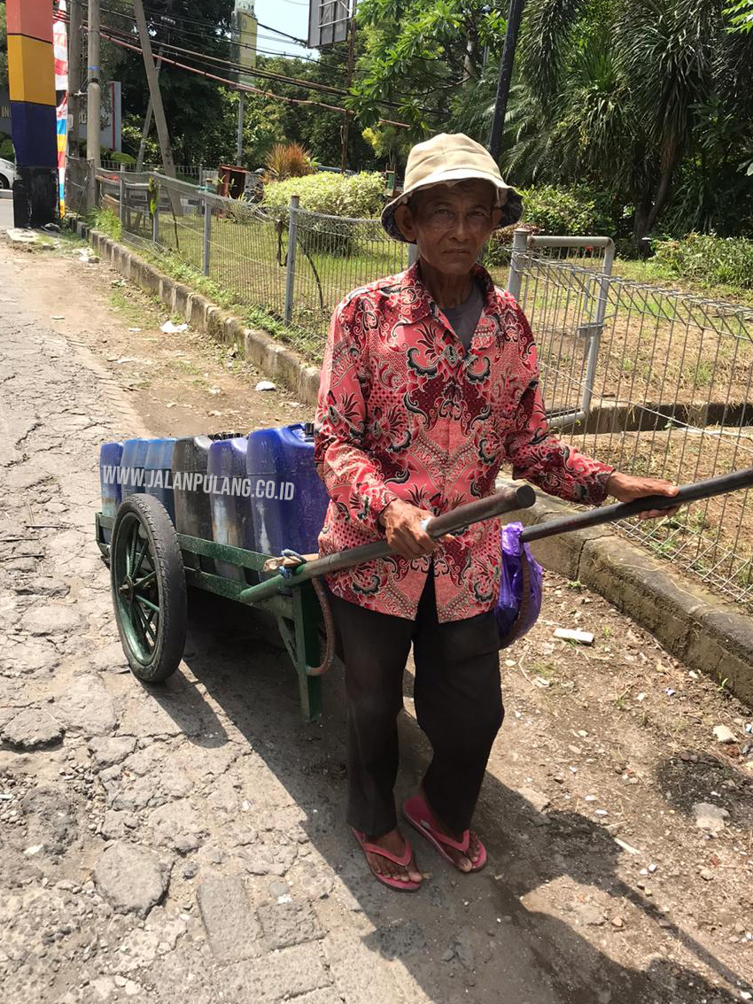 Bantu Penjual Air Keliling yang Belum Bisa Di Rumah Aja